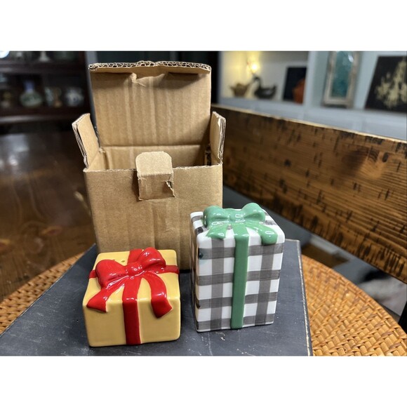 Hallmark 2023 VIP Exclusive Ceramic CHRISTMAS PRESENT SALT & PEPPER SHAKERS - Picture 5 of 9